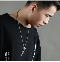 Promotion de nouveaux accessoires mode titane acier mitraillette pendentif collier pour hommes vêtements décorations