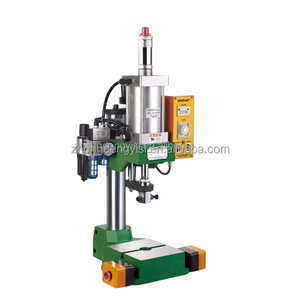 Machine de production d'aimants de réfrigérateur pneumatique avec presse pour l'encastrement de badges métalliques circulaires et carrés - Product Image 3