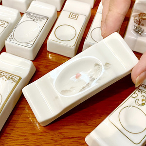 Support à baguettes et repose-cuillère en porcelaine trois-en-un, double usage, style courtois, peinture sous glaçure, Chaozhou - Product Image 1
