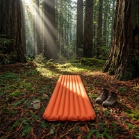 Matelas pneumatique de camping extérieur imperméable orange sur mesure en gros, en nylon recyclé, facile à gonfler pour la randonnée