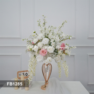 Grande boule de fleurs artificielles en soie (pivoines, hortensias, roses) rose de la marque DKB Factory pour la décoration de centre de table de mariage - Product Image 3