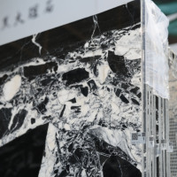 Dalle de marbre noir naturel de luxe moderne avec veines blanches, surface polie, durable, imperméable et écologique pour usage commercial et résidentiel