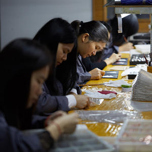 CDEファッションジュエリージルコニアホワイトラインストーンローズブローチ - Product Image 6