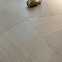 Parquet en bois d'ingénierie à motifs géométriques en chêne blanc, combinaisons irrégulières en forme de tangram, pour un art de l'assemblage.
