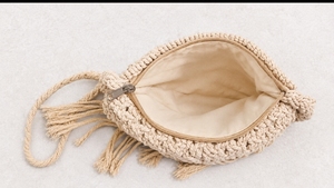 Sac à bandoulière en macramé beige avec franges et décorations coquillages, sac à main tissé style bohème pour mariage et fête - Product Image 2