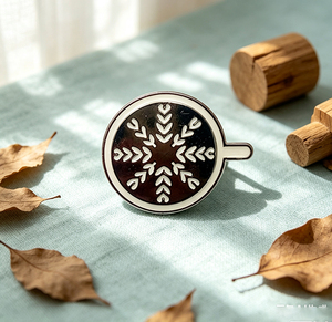 Pin de solapa metálico pequeño y moderno, broche de inspiración vintage, bonito adorno esmaltado, accesorios para ropa y bolsos, venta al por mayor de fábrica - Product Image 2