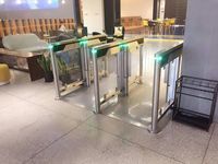 Tourniquet à bras oscillant pleine hauteur en acrylique avec reconnaissance faciale, empreinte digitale, RFID, ESD, code QR, contrôle d'accès, anti-pincement et moteur sans balais