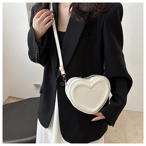 Borsa a tracolla a forma di cuore 2024 stile <span class=keywords><strong>fresco</strong></span> da donna graziosa Mini borsa d'amore con lettera alla moda borsa a tracolla impermeabile alla moda per - Product Image 2