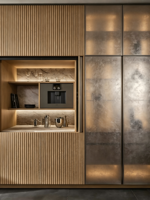 Meuble de chambre d'hôtel moderne en bois à usage commercial avec plateau en marbre, machine à café intégrée, design de porte en dalle et compartiment de rangement.