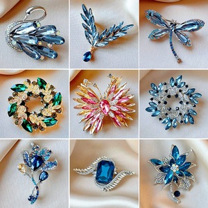 Nova Chegada: Broche de Borboleta em Liga e Vidro, Inspirado no Luxo, para Transmissões ao Vivo, Chique e Elegante sem Esforço, com Estilo Único e Tema de Inseto - Product Image 1