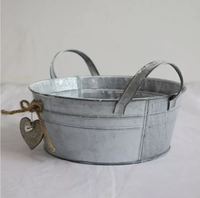 Pot Bunga Logam Bulat Galvanis Vintage dengan Pegangan, Hiasan Gantungan Hati dari Jute, Lonceng, dan Pot Bunga Kaleng Dekoratif untuk Dekorasi Rumah dan Taman
