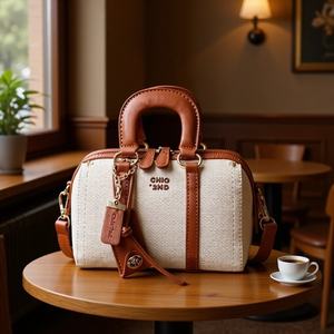 Bolso Boston de mano con patchwork de moda, nuevo estilo 2026, textura de mezclilla azul claro, versátil, de nicho, sencillo, con cremallera de un solo hombro - Product Image 1