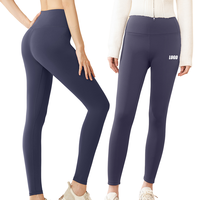 Pantalones de yoga ajustados para correr con patrón sólido de compresión de cintura alta con bolsillos a rayas, pantalones cortos de yoga abdominales y levantamiento de cadera