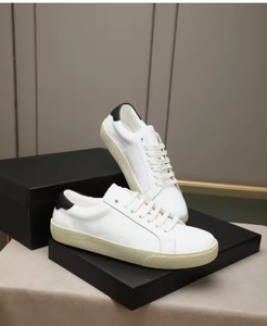 รองเท้าผ้าใบหนังคลาสสิค Court Classic SL/06 สีขาวดำ - Product Image 1