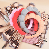 Ensemble de pinceaux de maquillage professionnels de luxe en poils synthétiques avec manche en bois rose diamanté, pinceau correcteur et pinceau à raser de haute qualité orné de strass