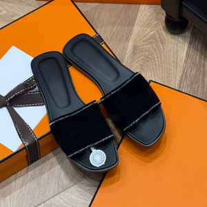 Vente en gros de claquettes plates décontractées pour femmes, chaussures de luxe de créateur pour femmes, chaussures de style plage et de marche en extérieur, claquettes tendance - Product Image 1