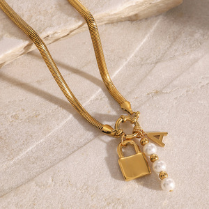 Collier avec pendentif lettre en perle en acier inoxydable avec breloque en forme de cadenas, bijoux tendance couleur or, cadeau - Product Image 2