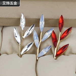 Broche en alliage en forme de branche d'arbre avec strass, motif plante rouge, accessoire de mode pour femme pour les soirées - Product Image 2