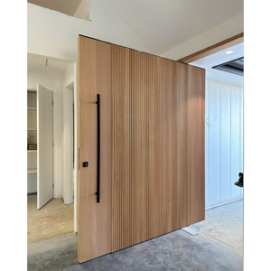 Porte pivotante personnalisée en bois massif de style moderne à lamelles Entrée principale à impact d'ouragan fabriquée à la main pour villas et communautés - Product Image 1