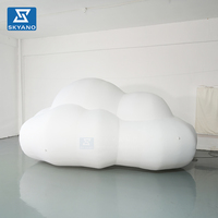 Modèle de nuage blanc gonflable personnalisé, nuage gonflable suspendu pour la décoration d'ambiance des événements et fêtes en extérieur sur les toits et dans les lieux touristiques