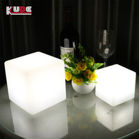 Table cube LED lumineuse en PE rotomoulé 20 cm RGB, télécommandée, étanche, tabouret carré illuminé pour la décoration de villas, piscines et hôtels