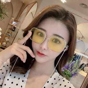 Lunettes de soleil carrées populaires pour femmes, monture en métal doré, protection UV400, style coréen, pour la conduite en extérieur - Product Image 5