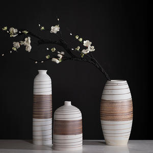 Set di 3 vasi in ceramica con motivi a strisce-elegante <span class=keywords><strong>bianco</strong></span> <span class=keywords><strong>e</strong></span> <span class=keywords><strong>marrone</strong></span> decorazioni per la <span class=keywords><strong>casa</strong></span> vasi in ceramica moderna a strisce bianche <span class=keywords><strong>e</strong></span> marroni - Product Image 1