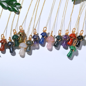 Collar con colgante de seta de cristal de piedras preciosas, colgante de alambre dorado hecho a mano - Product Image 4