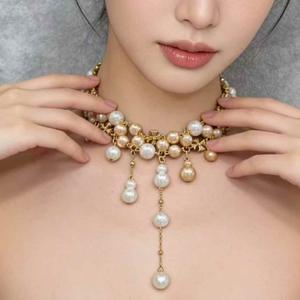 Collier ras du cou pour femme, style luxe léger, avec pendentif croix et perles imitation perle, idéal pour les soirées - Product Image 1