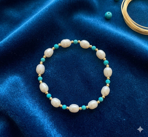 Bracelet vintage fait main en perles d'eau douce et turquoise, avec perles d'espacement dorées brillantes, inspiré de la plage bohème. - Product Image 1