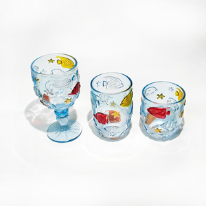 Verre à eau bleu clair peint à la main avec motif de poisson en relief, verres à boire colorés à motif monde sous-marin, tasses pour les barbecues d'été - Product Image 1