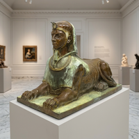 Statue de Sphinx ailé en bronze patiné antique, décorée dans un showroom moderne