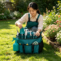 Bolsa de lona de montaje manual para guardar herramientas de jardinería. Múltiples herramientas están integradas en la bolsa de lona.