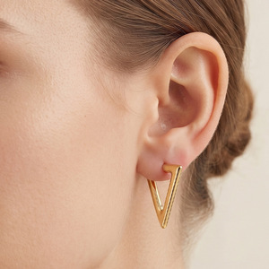 Boucles d'oreilles clous triangulaires, forme géométrique, en alliage de zinc doré, bijoux minimalistes tendance, cadeau - Product Image 1