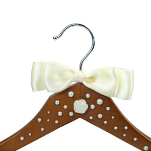 Appendiabiti <span class=keywords><strong>Moderno</strong></span> in Legno con Nastro Perlato e Gancio, Elegante Espositore a Singolo Livello per Abiti da Sposa - Product Image 4