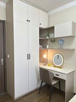 Armoire de chambre murale complète sans poignée, en composite, avec bureau d'ordinateur modulaire intégré et miroir