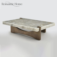 Table basse élégante et minimaliste de luxe en marbre naturel avec base arquée en bronze pour hôtel de luxe, hall d'entrée ou salon.