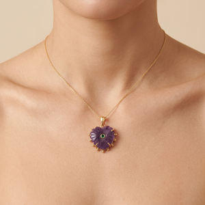 Collar de estilo romántico para mujer con colgante de lepidolita en forma de corazón tallado, con incrustaciones de esmeralda y circonita cúbica, cadena de latón chapada en oro de 18k. - Product Image 3