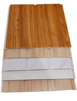 Panneaux de plafond carrés en PVC écologiques, imperméables et ignifuges, avec un design moderne et un aspect bois décoratif pour une utilisation en intérieur