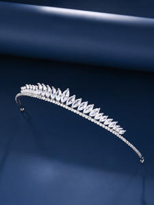 शादी समारोह के लिए लक्जरी स्पार्कलिंग क्यूबिक जिरकॉन सिल्वर प्लेटेड ब्राइडल टियारा - Product Image 5