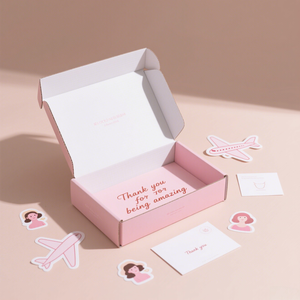 Scatole di Spedizione Personalizzate in Cartone Ondulato Rosa Chiaro di Alta Qualità con Lamina Dorata e Laminazione Opaca in Materiali Riciclati per Abbigliamento e Regali - Product Image 4