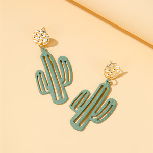 <span class=keywords><strong>Orecchini</strong></span> creativi Boho <span class=keywords><strong>Cactus</strong></span> divertente dichiarazione di gioielli in smalto cavo per piante alla moda borchie d'oro per le donne questa estate - Product Image 5