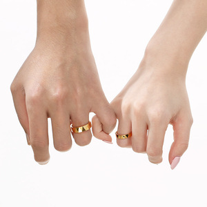 Juego de Anillos de Pareja con Corte en V Personalizado, Carburo de Tungsteno Premium, Anillos a Juego para Él y para Ella, Alto Pulido y Chapado al Vacío - Product Image 1