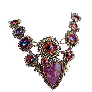 Collier ethnique brodé à la main pour femme chrétienne, breloques en perles de verre antique, bijoux modernes brodés, couleur unique - Product Image 1
