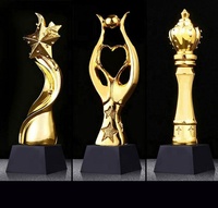 Trophée en cristal de résine avec base noire et couronne d'étoiles dorées, design dernier cri, pour les récompenses sportives et les prix d'entreprise