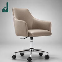 Chaise de bureau ergonomique contemporaine à dossier bas en cuir, pivotante avec roulettes métalliques, pour collaboration en entreprise