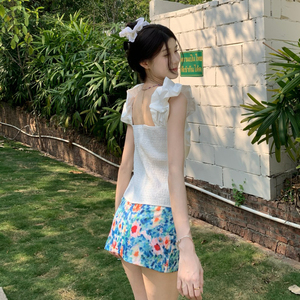 Top blanc chic d'été pour femme, coupe ajustée, taille cintrée, style débardeur à épaules dénudées, idéal pour les vacances à la plage - Product Image 6