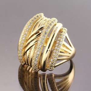 Grande bague statement en cristal pour femme, plaquée or 18 carats, bijou de luxe pour le doigt, nouveau design, bague cocktail DiamondClarity, inaltérable - Product Image 1