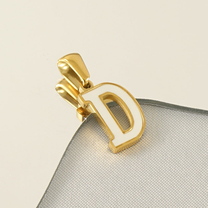 Amuleto con Letra en Forma de Concha |   Colgante de Acero Inoxidable con Baño de Oro PVD de 18K y Letra Inicial de Concha Natural |   Impermeable e Hipoalergénico - Product Image 4