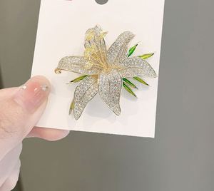 Broche de Cristal con Pedrería en Forma de Flor y Hoja para Mujer, Broche de Aleación Plateada para Trajes de Fiesta y Boda, Accesorio de Regalo - Product Image 4
